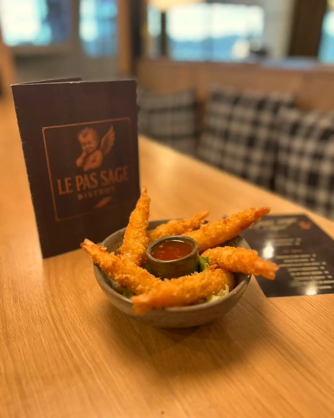 Des crevettes panées et leur sauce.